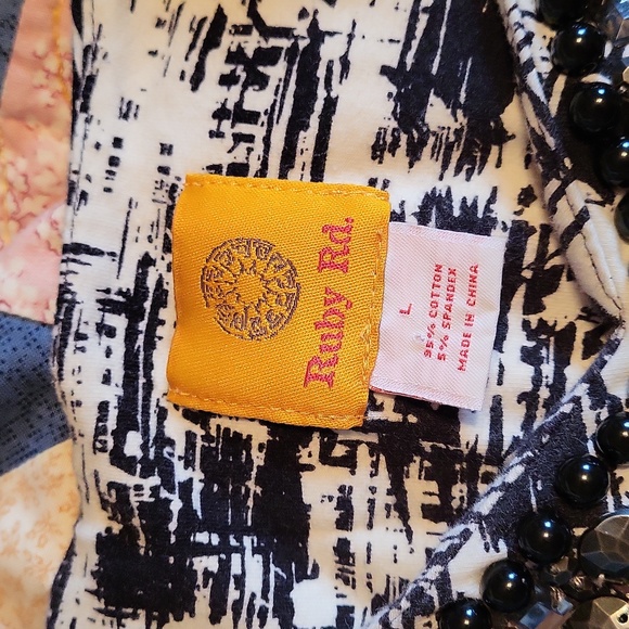 EUC Ruby Rd. Black/White Embellished Collar Top. Size Large - Picture 4 of 4